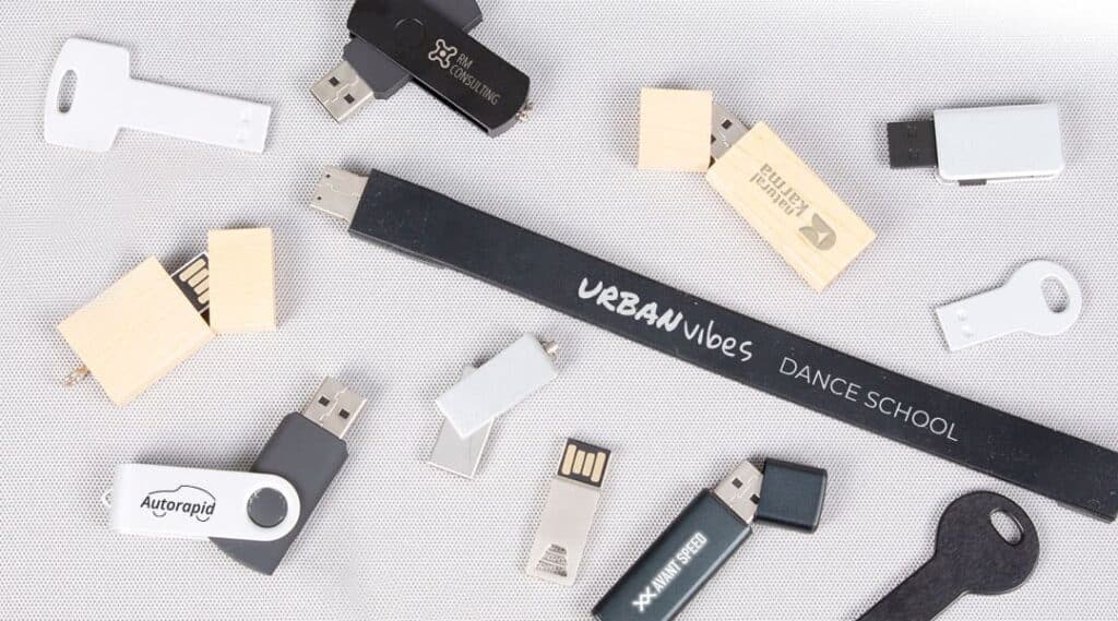 El invento del siglo, USB para descargar y guardar automáticamente
