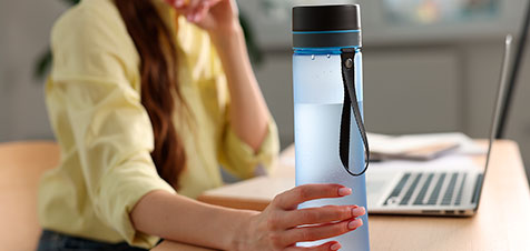 Botella de agua sobre el escritorio