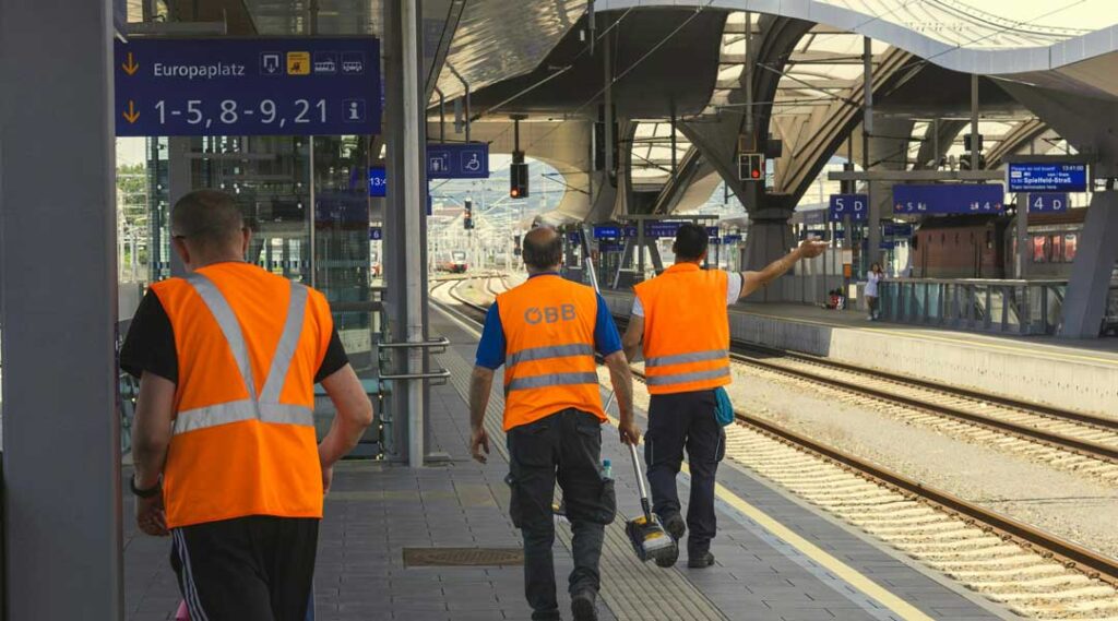 Trabajadores con chalecos reflectantes de color naranja