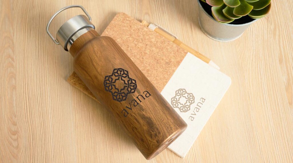 Botella de madera y libreta de corcho con logo