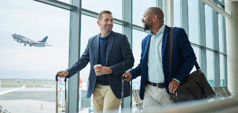 Dos personas yendo de viaje de negocios