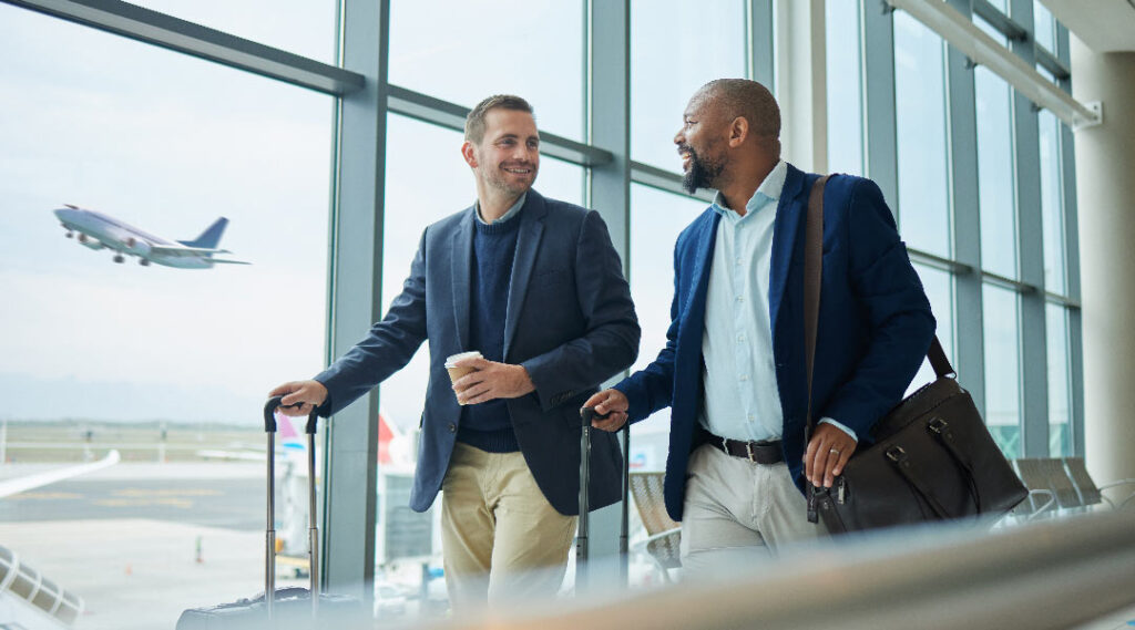 Dos personas en un aeropuerto