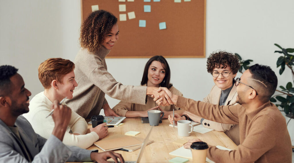 Reunión de equipo en una empresa