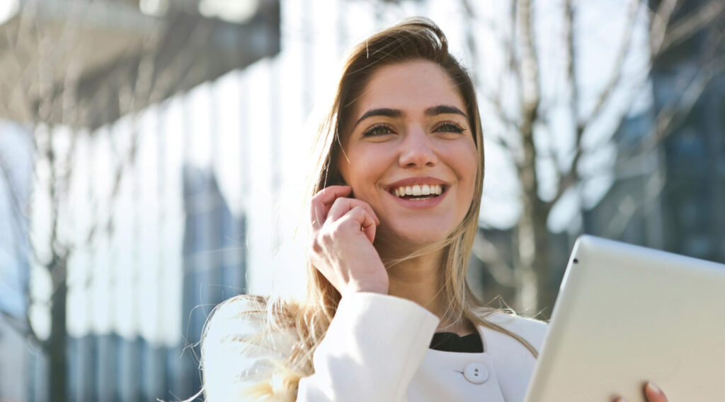 Chica con un ordenador portátil y un smartphone