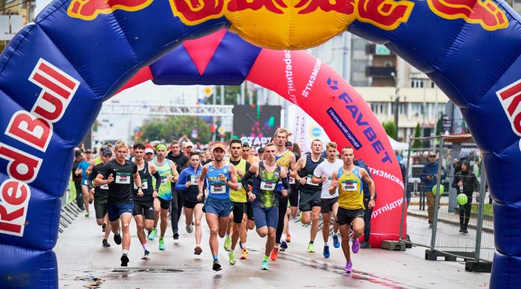 Cursa deportiva con arco de patrocinio