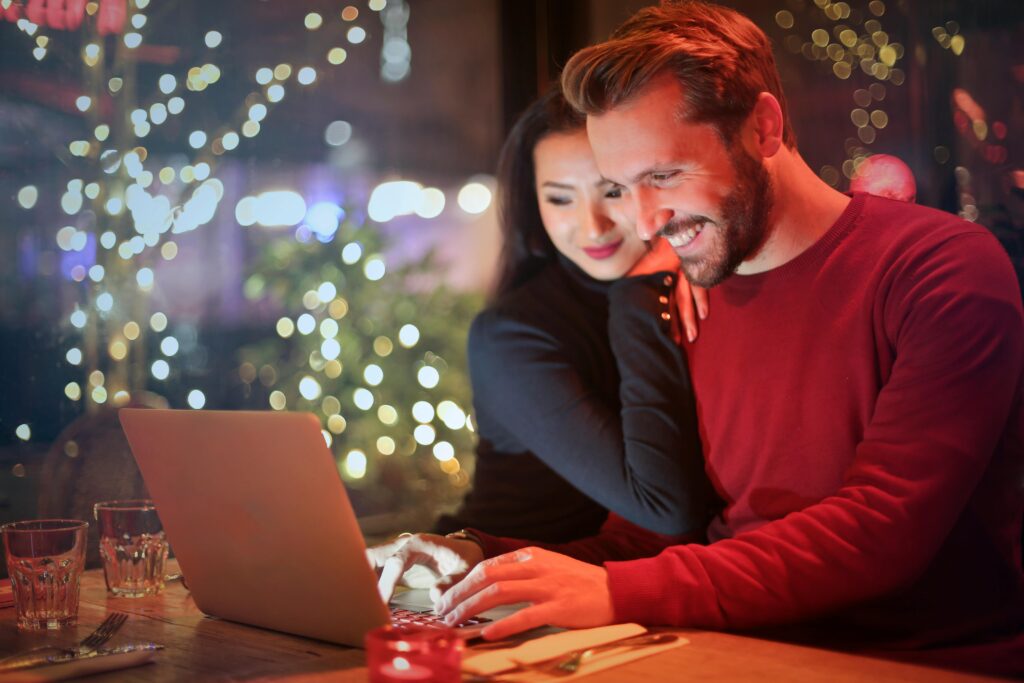 Dos personas haciendo las compras navideñas en internet