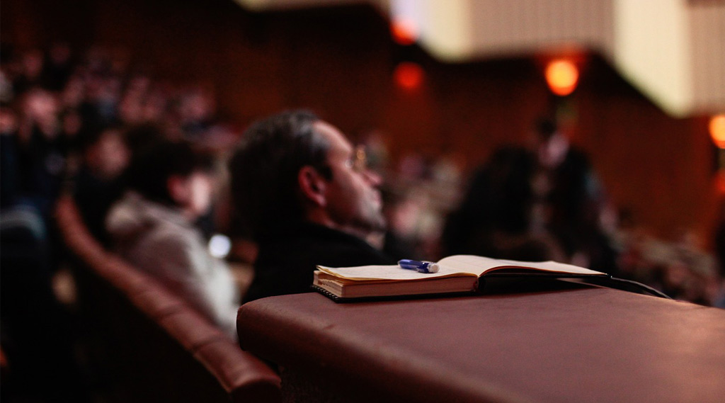 Libreta con un bolígrafo sobre una mesa en una conferencia