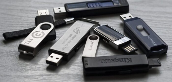 Usbs de color negro sobre un escritorio