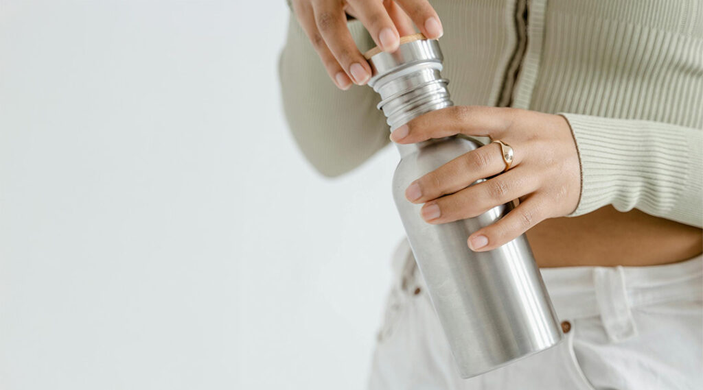 Una chica con un termo en la mano