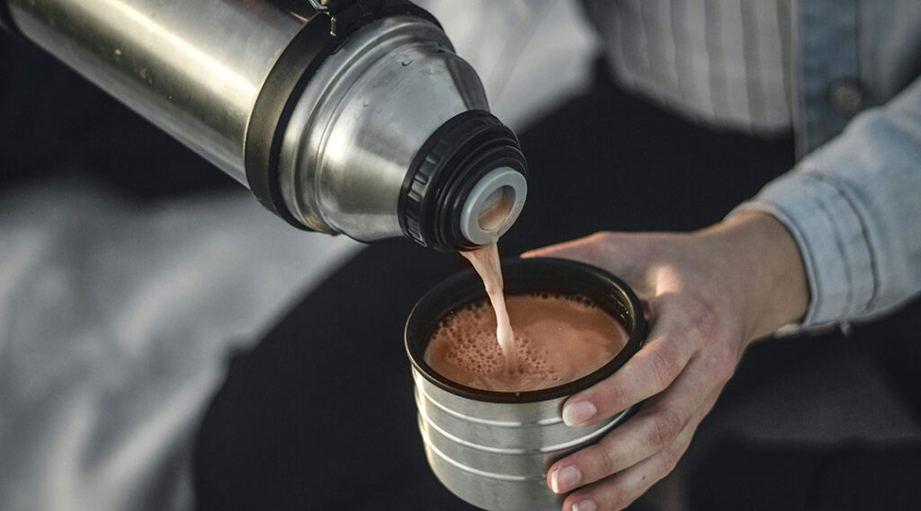 Termo con taza lleno de café