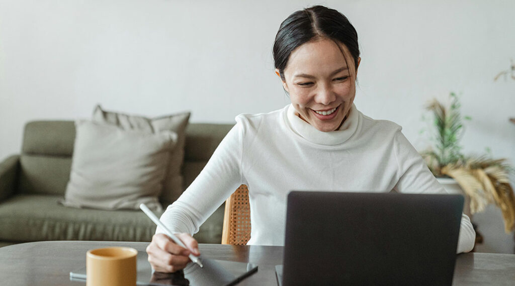 Una chica teletrabajando