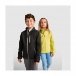 Chaqueta softshell de poliéster para niños 300 g/m2 Roly color negro imagen de estilo de vida