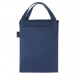 Bolsa nevera plegable convertible en una manta de picnic color azul oscuro cuarta vista