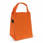 Bolsa nevera plegable convertible en una manta de picnic color naranja