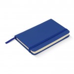 Libreta de RPET y PU de colores vivos con cinta a juego y papel FSC A6 color azul cuarta vista