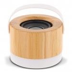 Altavoz inalámbrico de bambú con base y asa blanca para transporte color madera