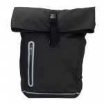 Mochila roll-top impermeable con detalles reflectantes color negro segunda vista