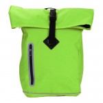 Mochila roll-top impermeable con detalles reflectantes color verde lima segunda vista