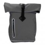 Mochila roll-top impermeable con detalles reflectantes color gris segunda vista