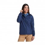 Chaqueta impermeable ligera unisex de poliéster 85 g/m2 Roly color azul marino imagen de estilo de vida