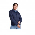 Chaqueta acolchada de poliéster con capucha para mujer 290 g/m2 Roly color azul marino imagen de estilo de vida