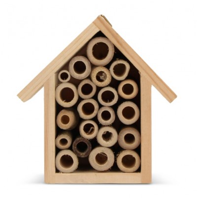 Pequeña casa ecológica para abejas hecha de mandera FSC